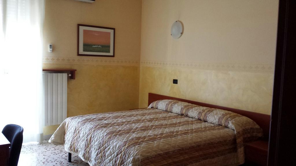 Hotel Frejus Колленьо Экстерьер фото