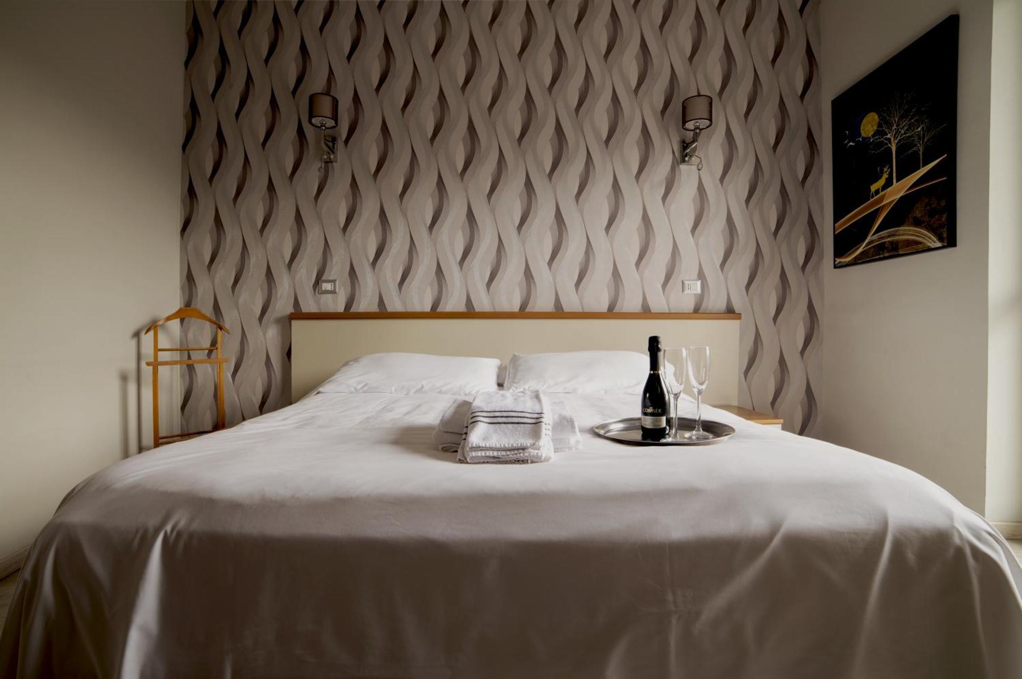 Hotel Frejus Колленьо Экстерьер фото