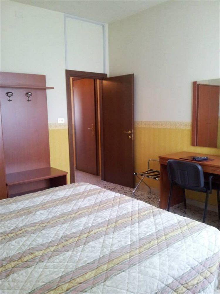Hotel Frejus Колленьо Экстерьер фото