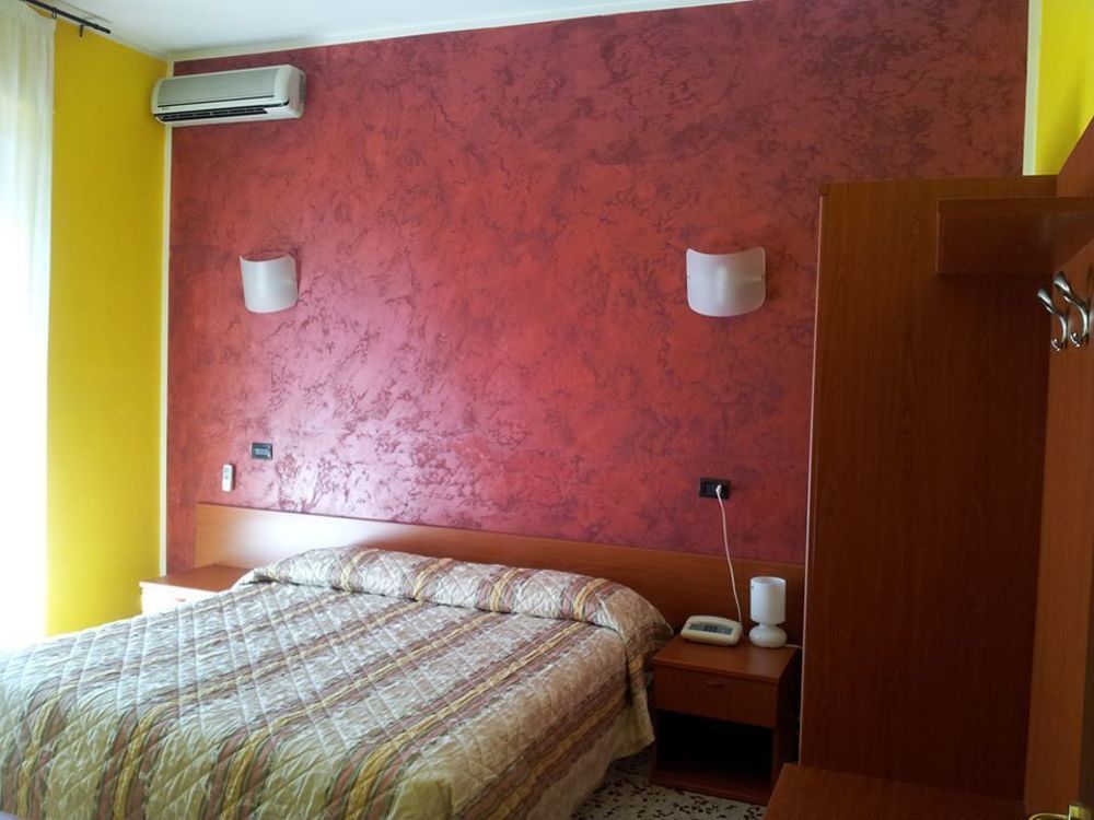 Hotel Frejus Колленьо Экстерьер фото