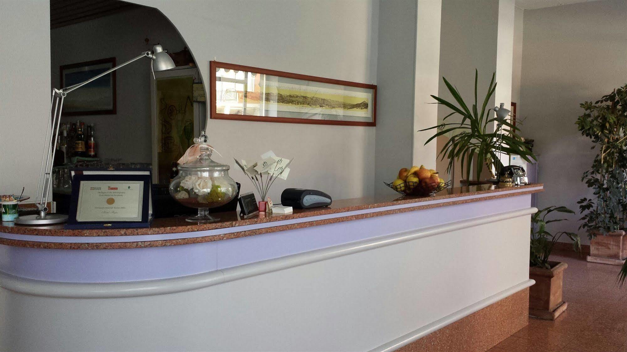 Hotel Frejus Колленьо Экстерьер фото
