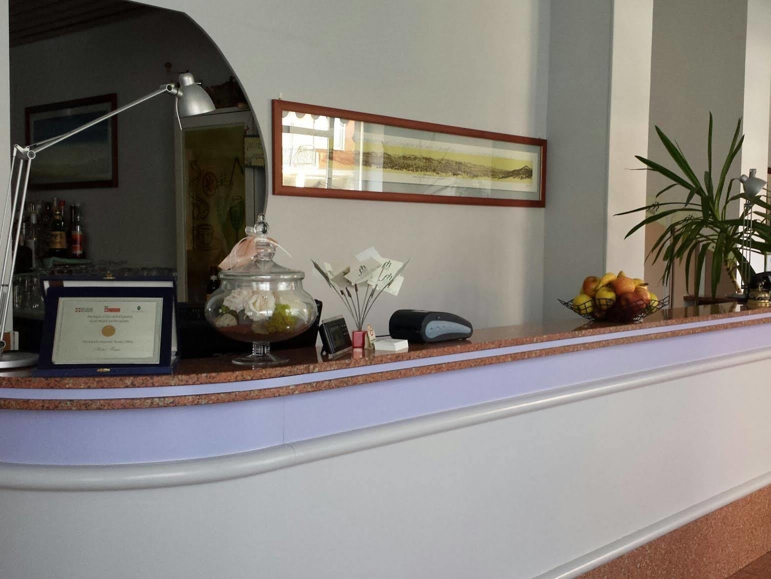 Hotel Frejus Колленьо Экстерьер фото